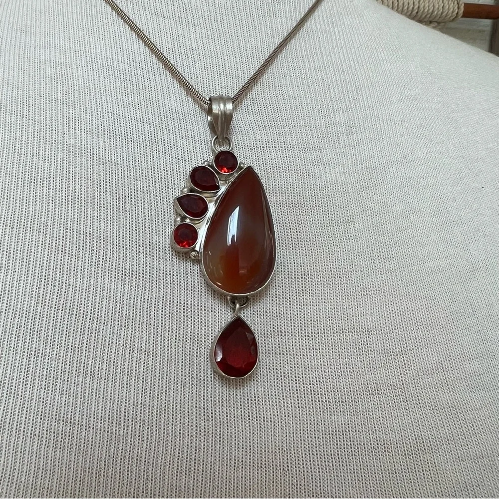 Silver plated/silver red stone pendant on a sterling silver chain - Picture 3 of 16